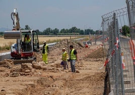 Los expertos trabajando en los restos arqueológicos encontrados en la carretera al aeropuerto.