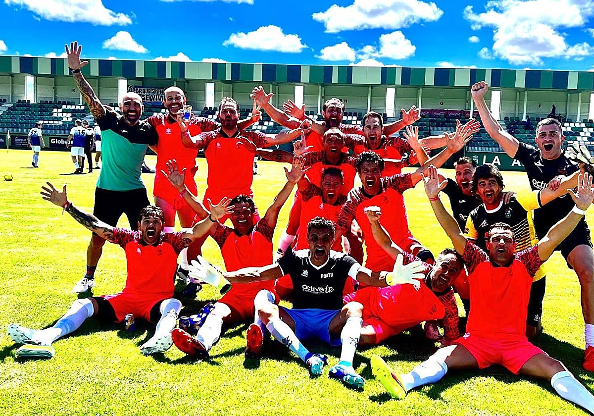 Los integrantes del cuerpo de bomberos del CPEI de Badajoz celebran el triunfo.