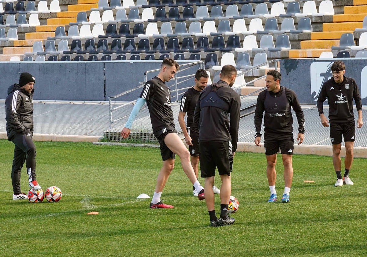 Jugadores del Badajoz durante un entrenamiento de la pasada temporada.