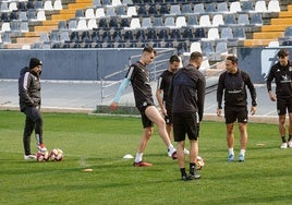 Jugadores del Badajoz durante un entrenamiento de la pasada temporada.