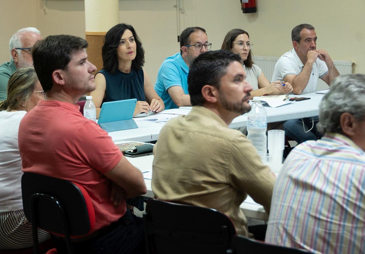 Alcaldes y alcaldesas del Geoparque, junto a la vicepresidenta primera de la Diputación de Cáceres, Esther Gutiérrez.