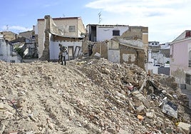 Los escombros la calle Luis de Morales tras el derribo.