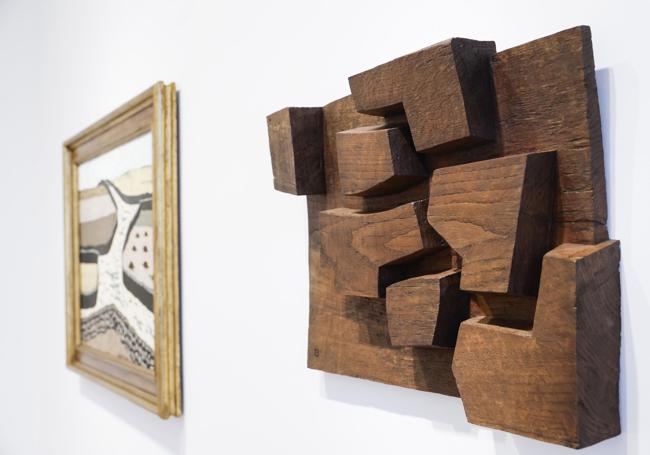 Una pintura de Godofredo Ortega Muñoz junto a una escultura de Eduardo Chillida.