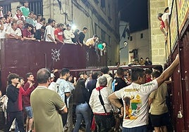 'Cacharrero' desafía a la lluvia en su encierro y lidia