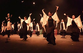 La escuela de baile Rocío Guisado en el Teatro López de Ayala.
