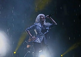 Nebulossa brilla bajo la lluvia en la fiesta del Orgullo de Mérida
