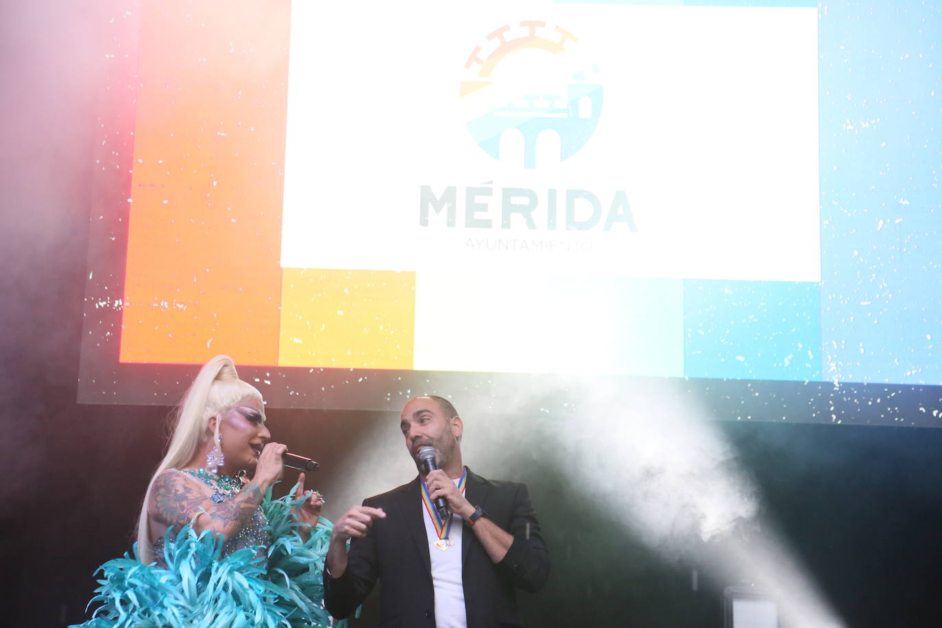 Nebulossa brilla bajo la lluvia en la fiesta del Orgullo de Mérida