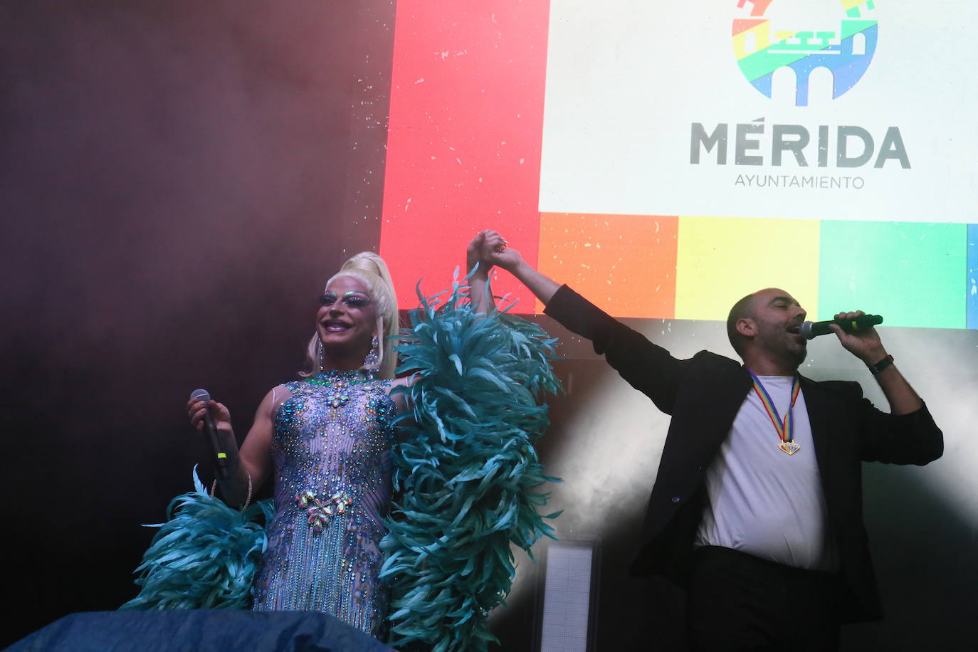 Nebulossa brilla bajo la lluvia en la fiesta del Orgullo de Mérida