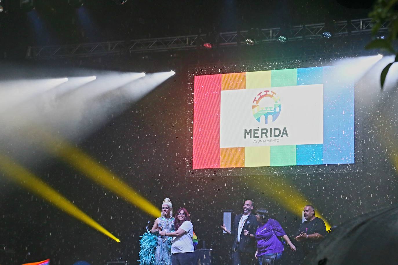 Nebulossa brilla bajo la lluvia en la fiesta del Orgullo de Mérida