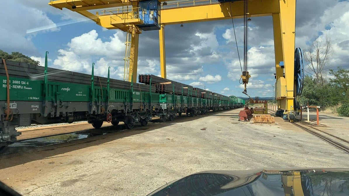 Tren cargado con acero en el apeadero del grupo industrial Cristian Lay próximo a Siderúrgica Balboa.