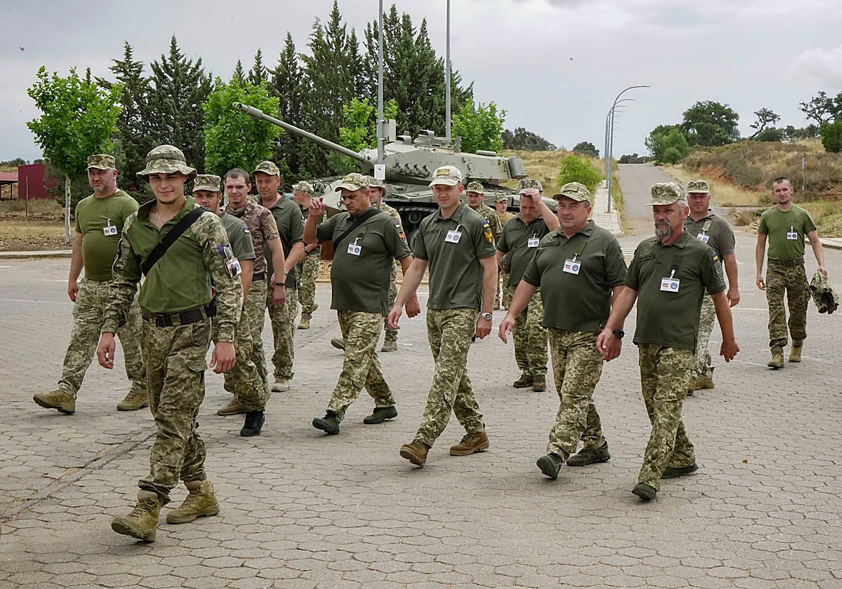 Los militares ucranianos tras reunirse con la ministra Margarita Robles.