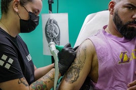 Mario Gómez tatuándose en Nomad Tatto después de algo más de un mes en lista de espera.