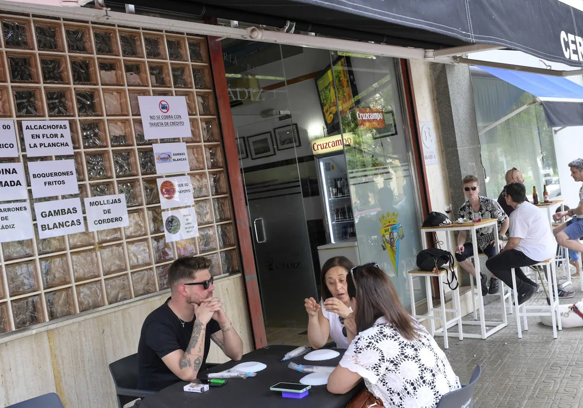 Los pequeños negocios se rebelan contra el pago con tarjeta | Hoy