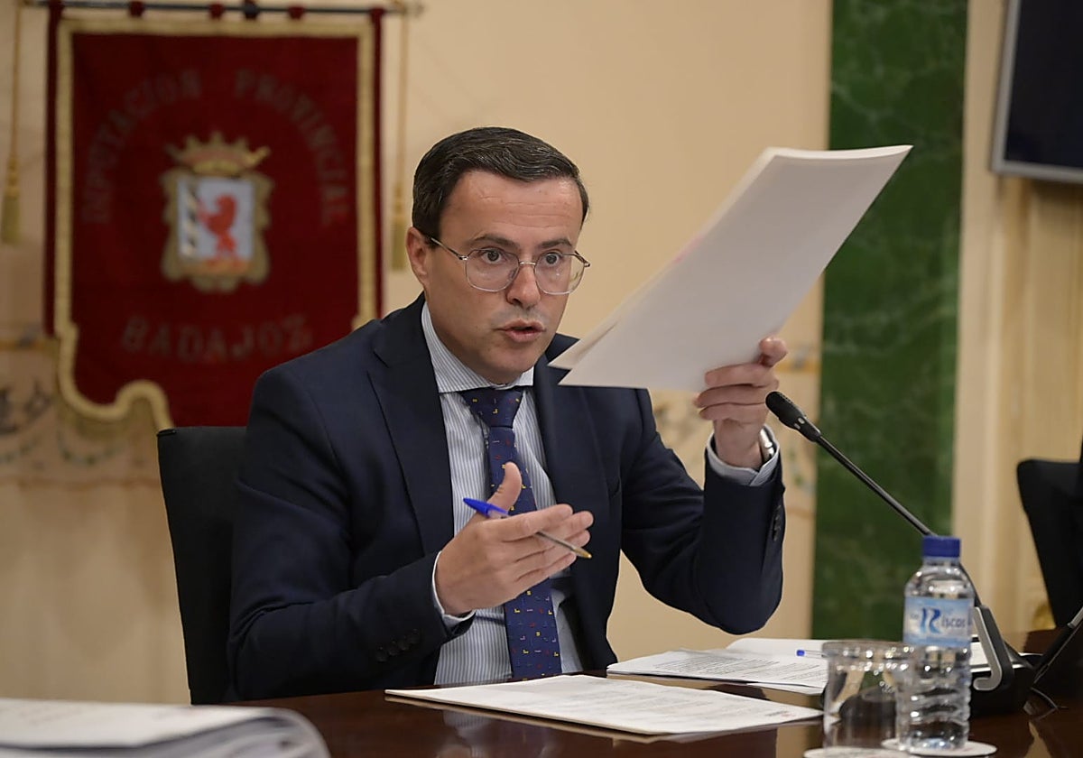 El presidente de la Diputación, Miguel Ángel Gallardo, dirige el pleno de la Diputación este viernes.