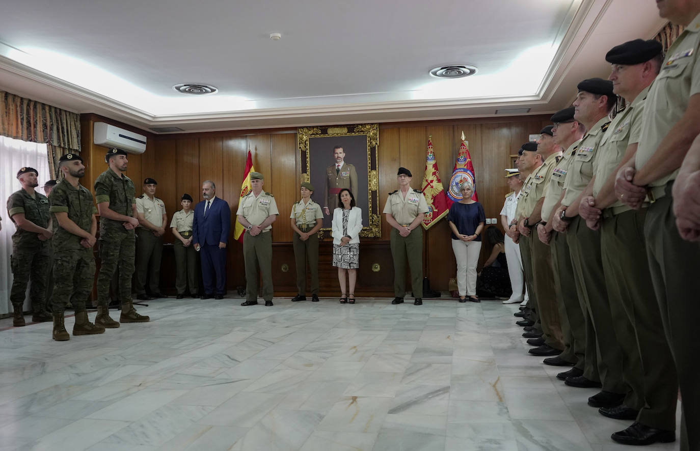 Margarita Robles condecora a los soldados de la Brigada Extremadura