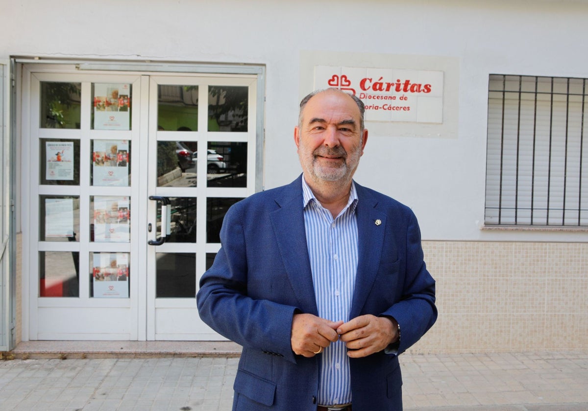 Niso, a la puerta de las oficinas de Cáritas en la calle Fleming.