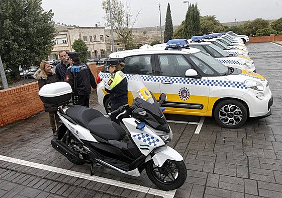 Vehículos incorporados a la Policía Local de Cáceres en 2016, que con la norma actual habría que retirar.