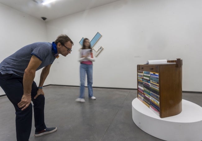 Un visitante observa una de las obras expuestas en la sala sobre escritura automática.