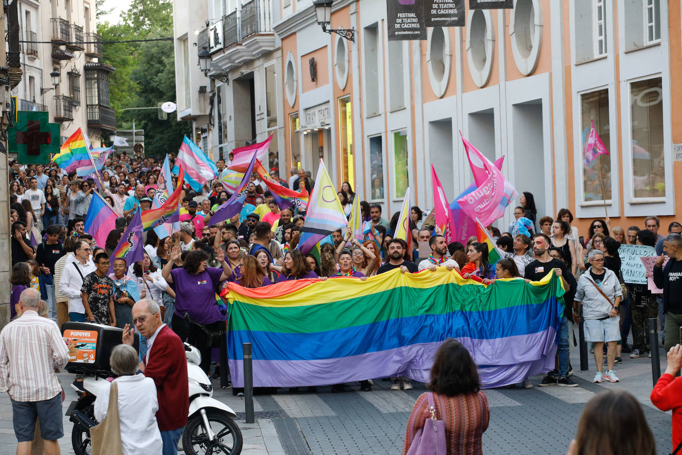 Así ha sido la marcha del Orgullo en Cáceres (II)