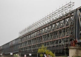 Puente de Hierro sobre la Isla rodeado de los andamios para la rehabilitación.