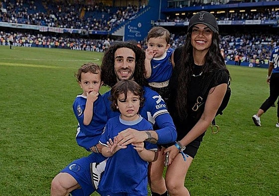 Claudia Rodríguez junto a Marc Cucurella y sus tres hijos, tras un partido reciente.