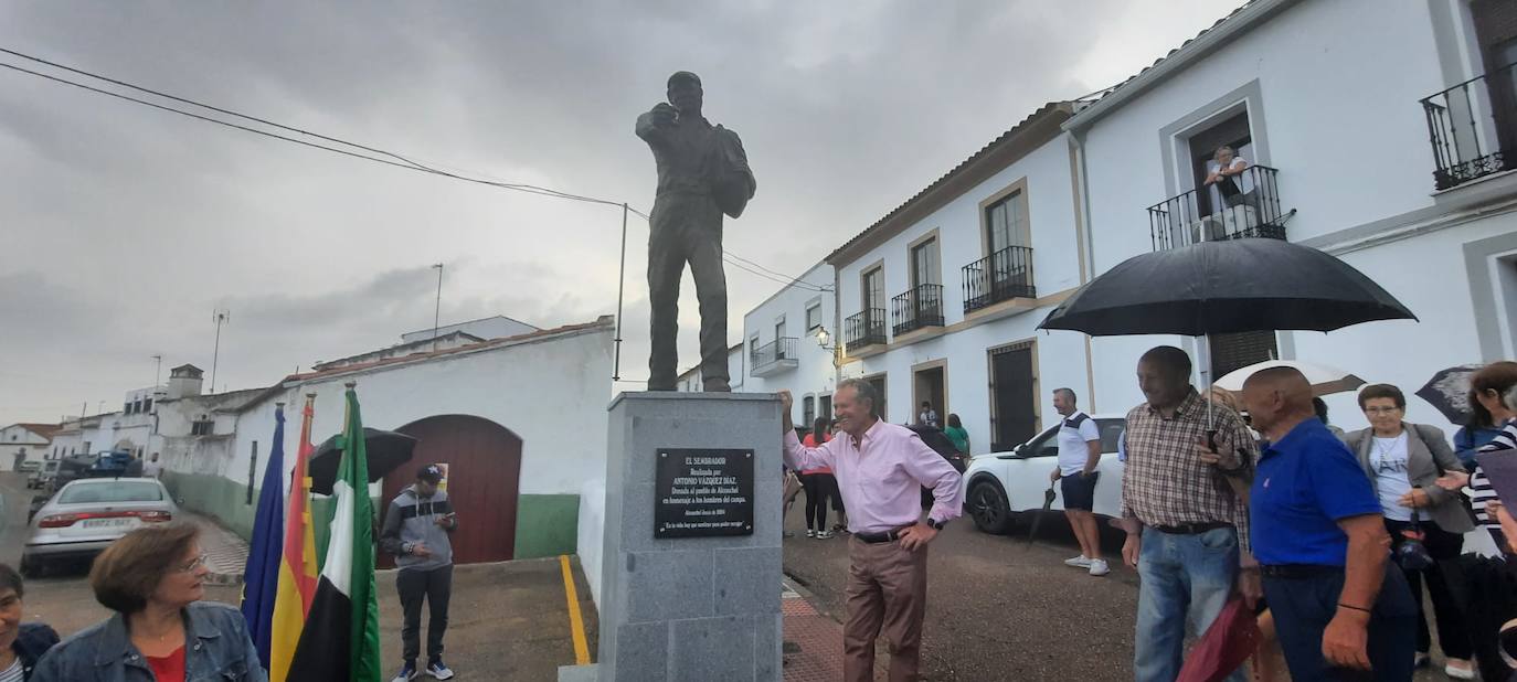 Antonio Vázquez posa junto a la escultura que ha donado al pueblo y que se ha instalado al principoi de la calle Cervantes.
