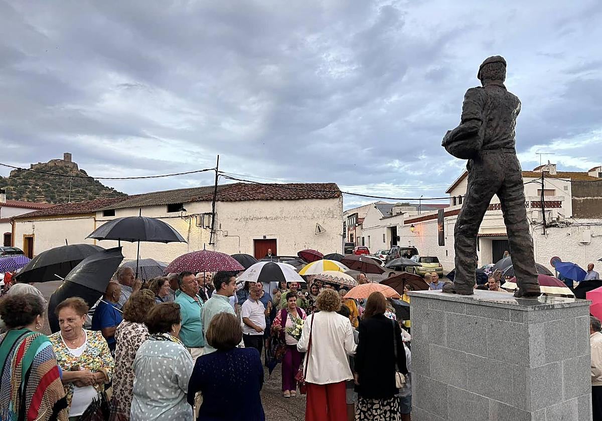 Imagen principal - Arriba, momento de la inauguración, con el público asistente. Abajo, el alcalde junto al escultor, delante de la peana sobre la que se ha colocado 'El Sembrador'.