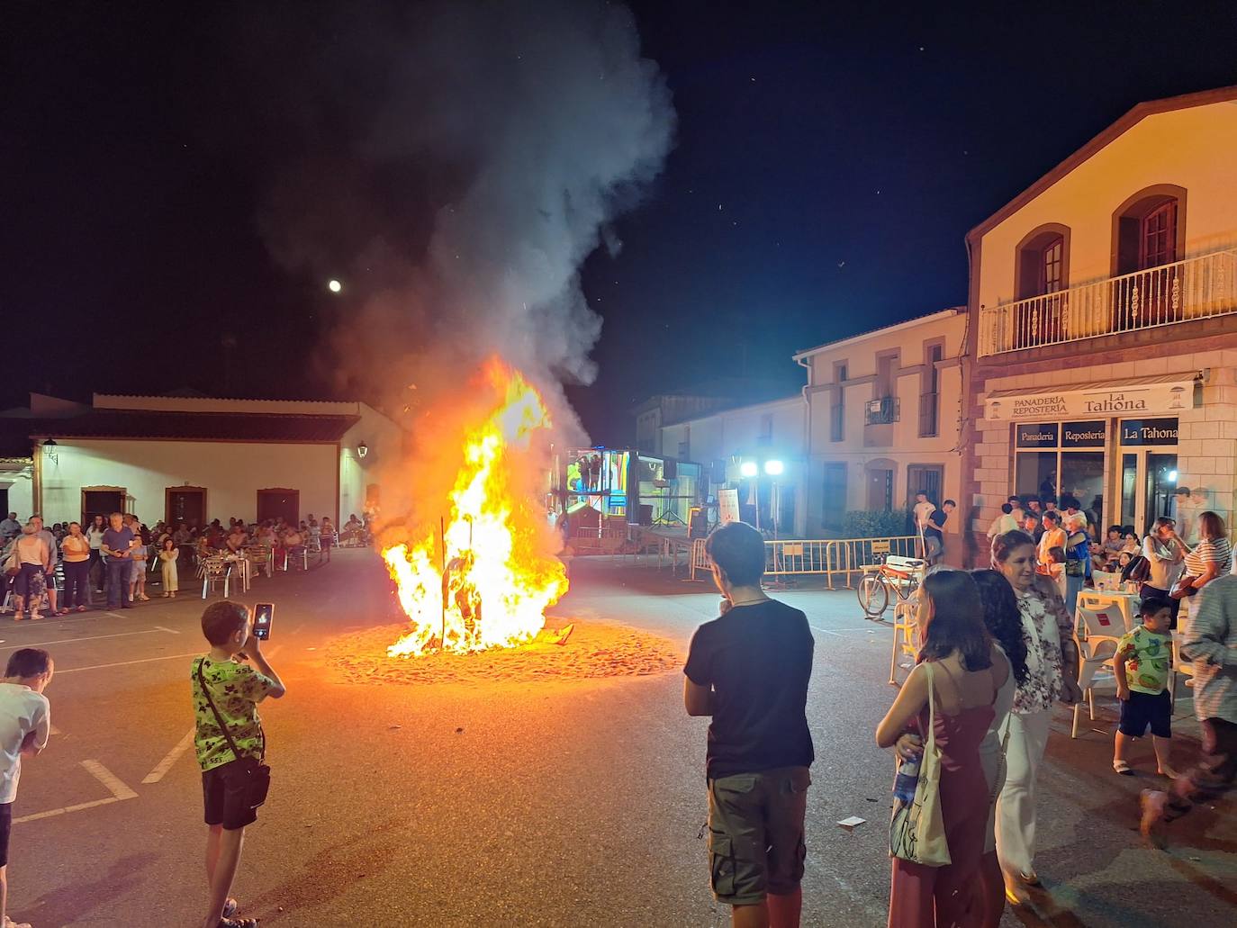Momento en que se quemaron los mastros, en la madrugada del pasado lunes 24 de junio.