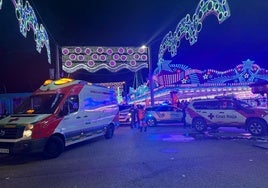 Intervención de los efectivos de Cruz Roja en la zona de atracciones del ferial de Badajoz.