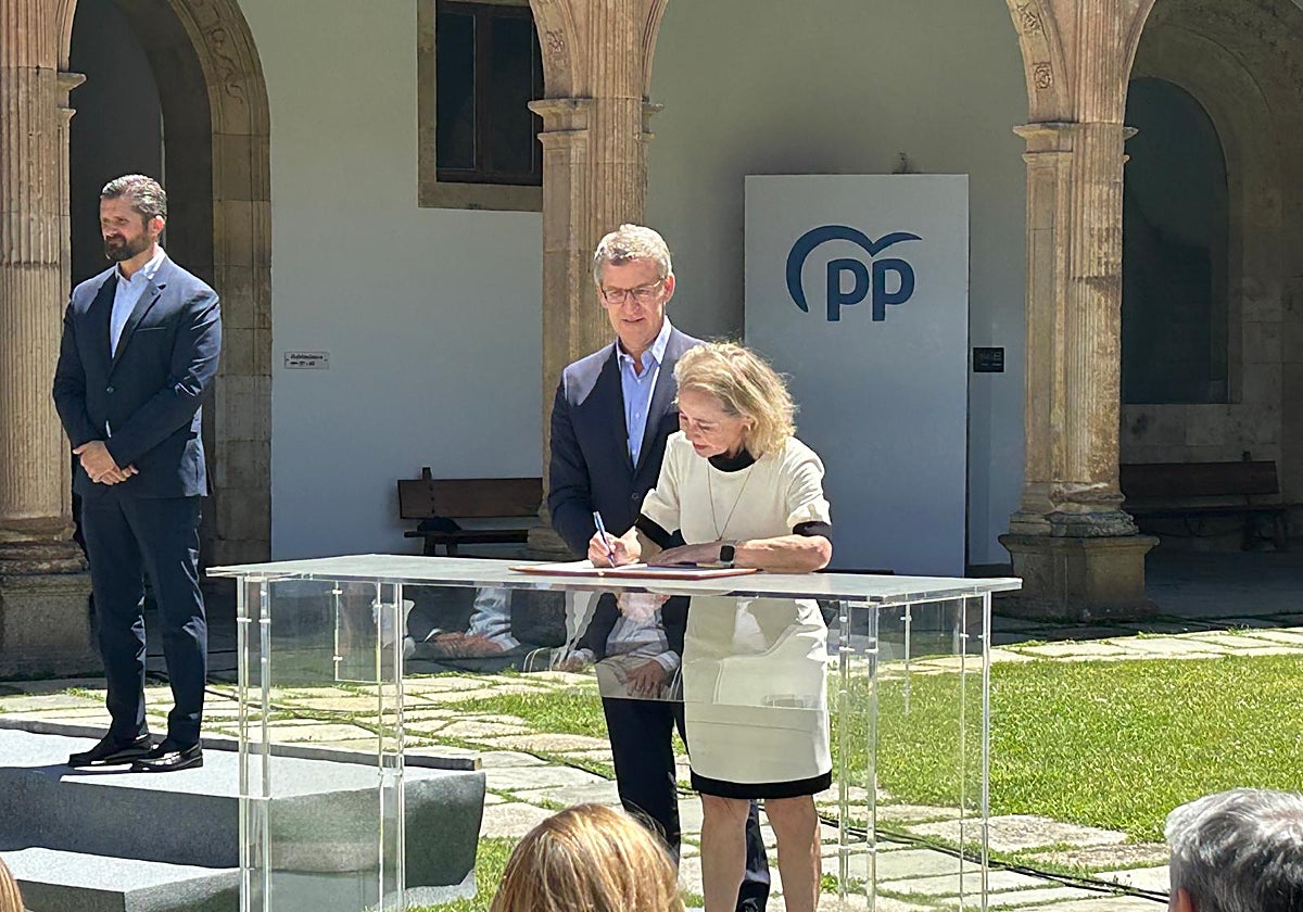 Mercedes Vaquera firma el pacto por una EBAU común en presencia de Feijóo.