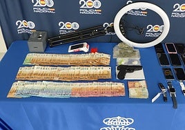 Dinero y objetos intervenido en la operación.