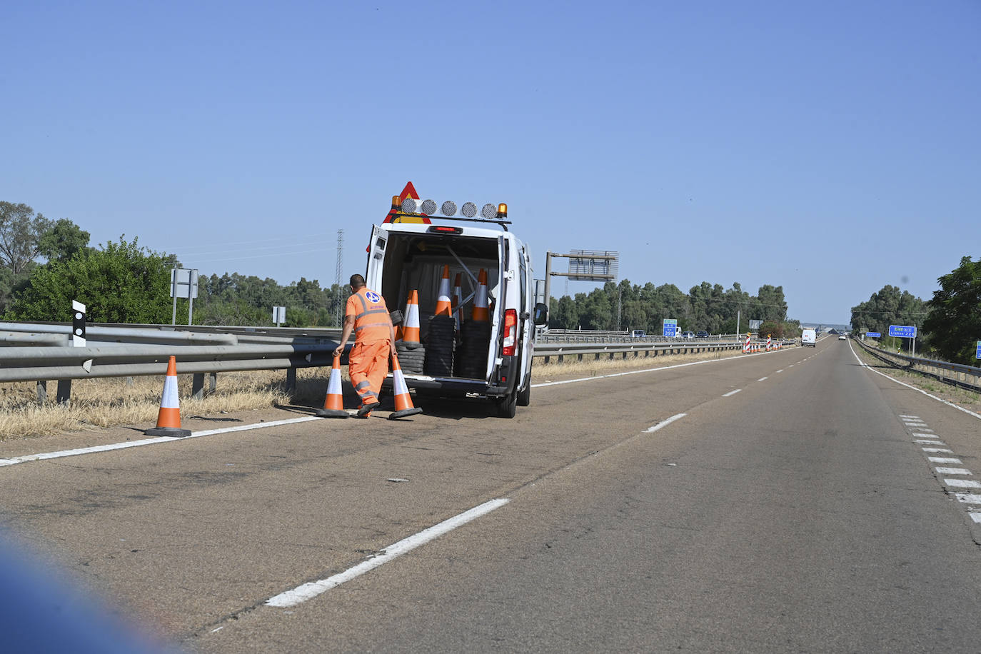 Los operarios de la obra trabajaban esta mañana en la señalización de las obras.
