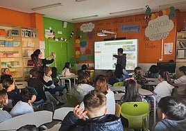 Escolares atentos ante una de las charlas recibidas.