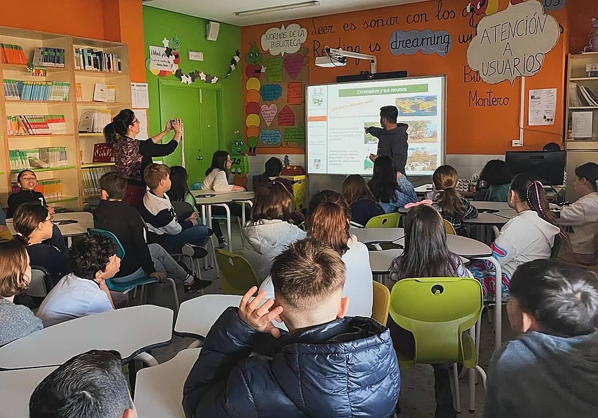 Escolares atentos ante una de las charlas recibidas.