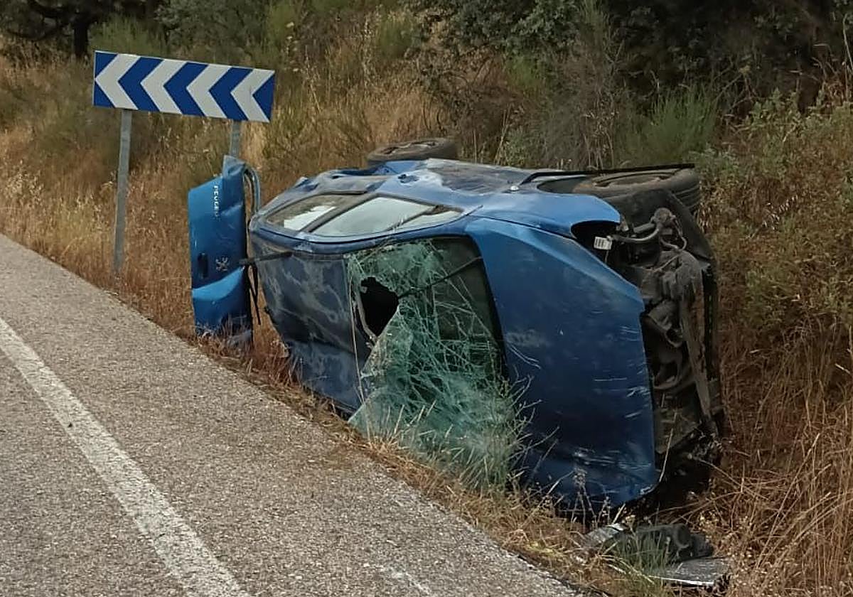 Imagen del aparatoso accidente con vuelco que se produjo el sábado entre Llerena y Pallares.