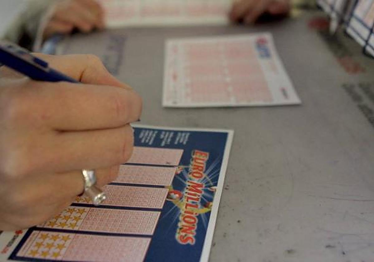 Dos acertantes de Euromillones se llevan más de 250.000 euros este martes