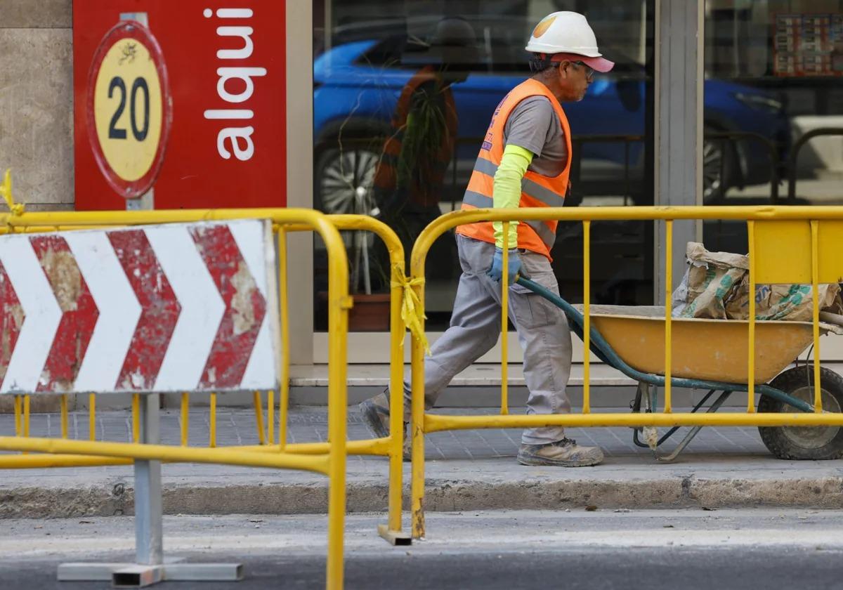 El paro baja en 1.920 desempleados en junio y encadena su quinto descenso en Extremadura