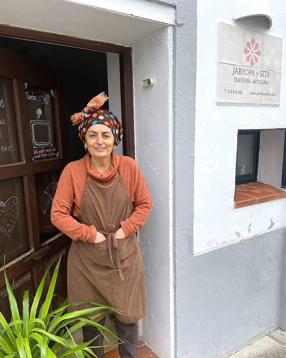 Remedios, en su quesería de la plazuela de Ruy López.