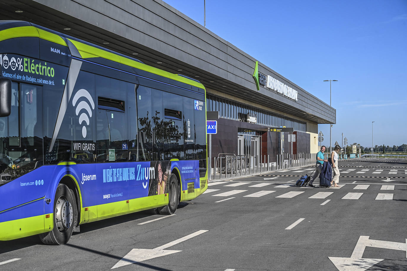 El primer autobús que une Badajoz y el aeropuerto llega vacío