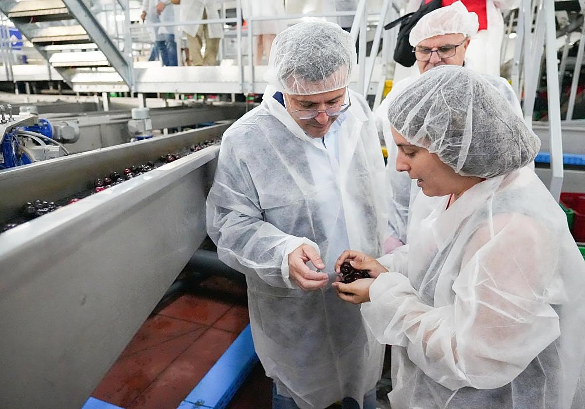 Miguel Ángel Gallardo visitó ayer Valdastillas.