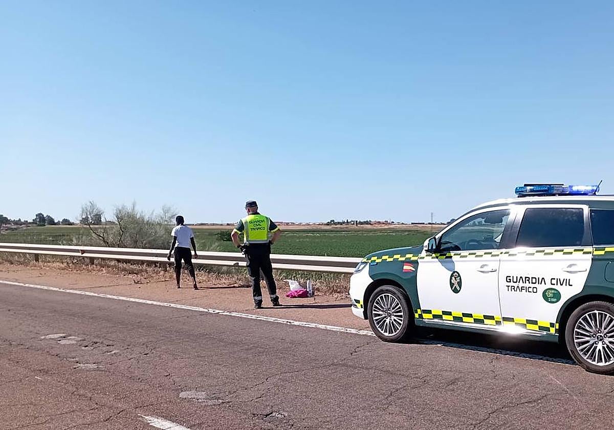 Momento en el que la Guardia Civil ha interceptado a la persona que caminaba por la autovía.
