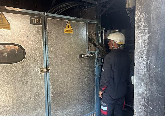 Técnico trabajando en la avería.