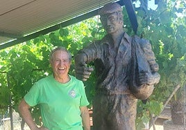 Antonio Vázquez, junto a su escultura 'El Sembrador' recién terminada.