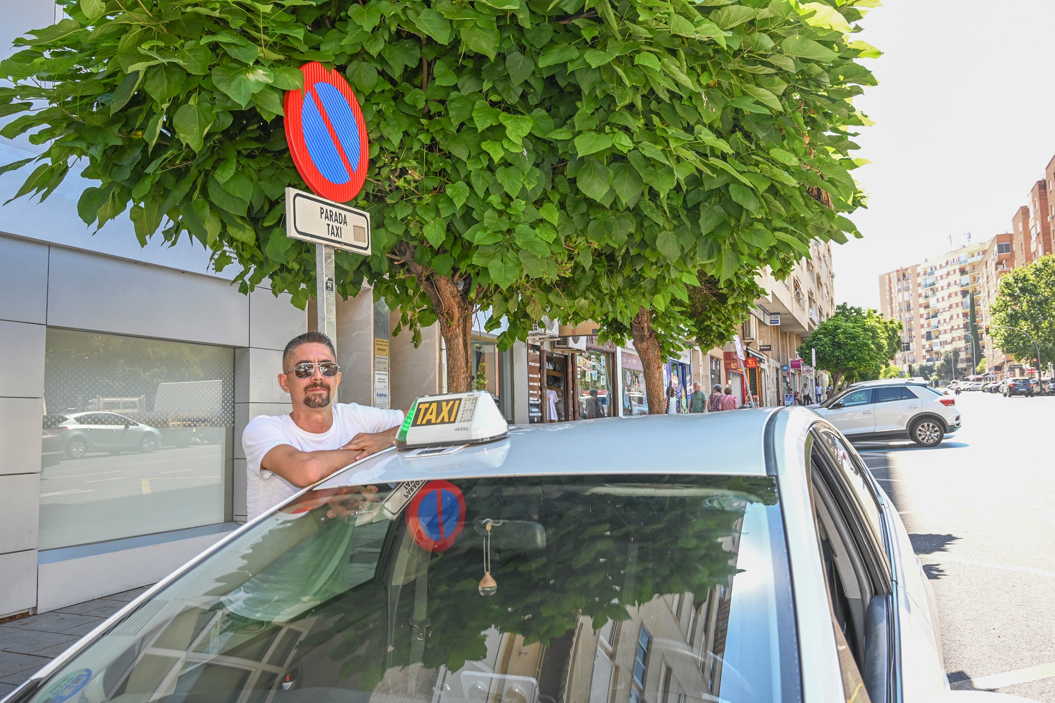 Pablo Corrales junto a su taxi en la parada que hay junto a El Corte Inglés.