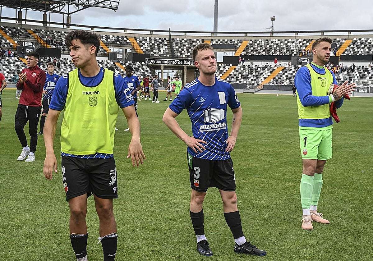 Jugadores del Llerenense en el Nuevo Vivero tras descender a Tercera RFEF.