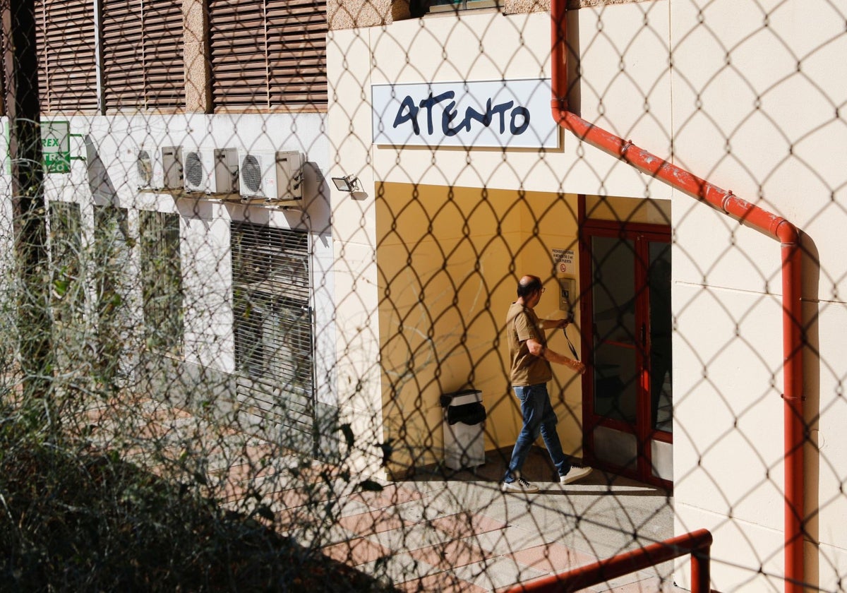 Entrada del centro de trabajo de Cáceres de la plataforma de teleservicios Atento.