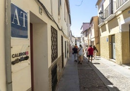 El inicio de la calle Caleros se ha convertido en una zona atestada de apartamentos turísticos.