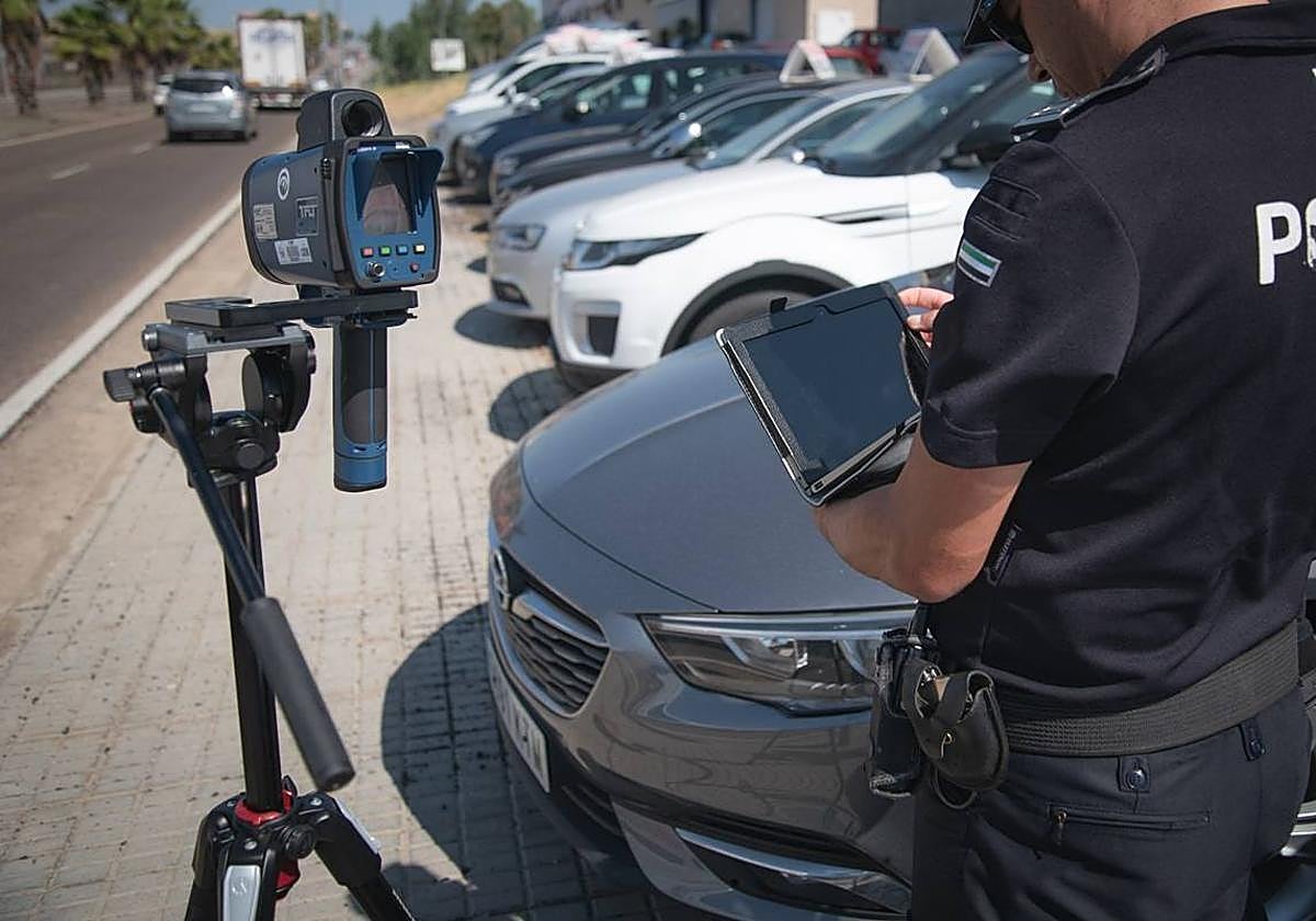 Policía controla velocidad