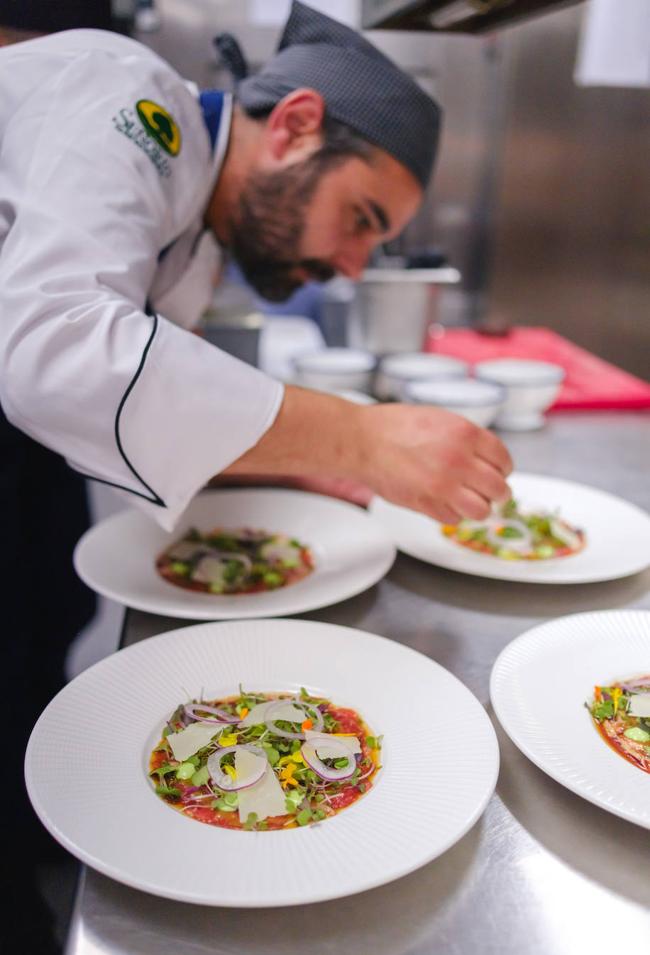 El chef de Versátil, Alejandro Hernández, preparando el menú 'Paseo extremeño'.