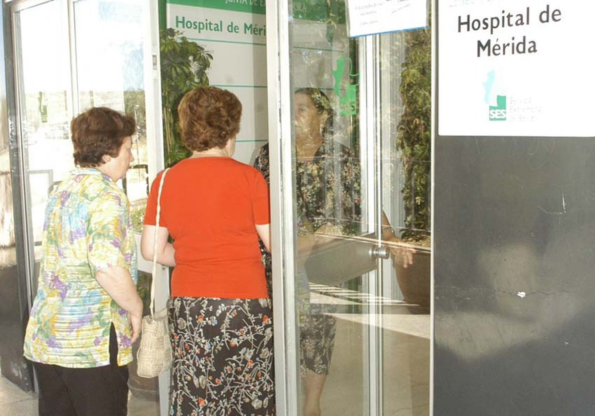 Mayores acceden al Hospital de Mérida, uno de los que no tienen geriatras en la región.